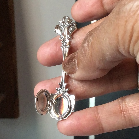 Locket/ Pendant Silvertone.Shiny and CUTE! VeryDainty, sweet and a perfect gift! - Picture 4 of 6